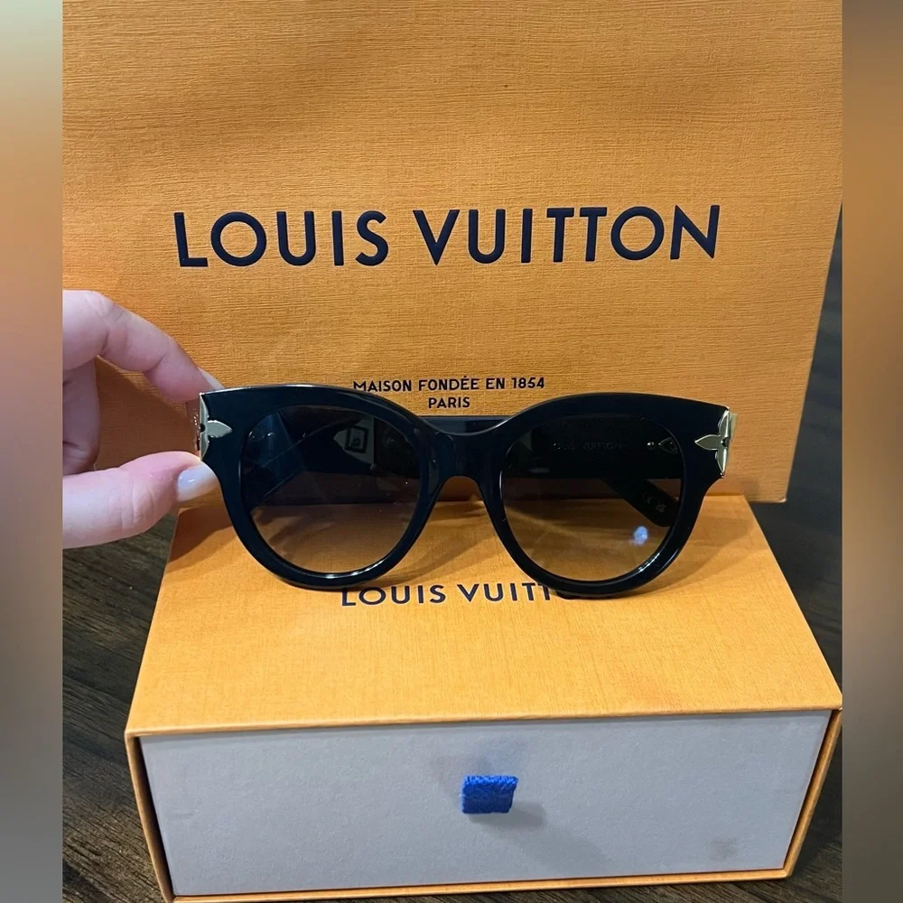 Louis Vuitton Flower Edge Round Sunlglasses - Picture 1 of 14